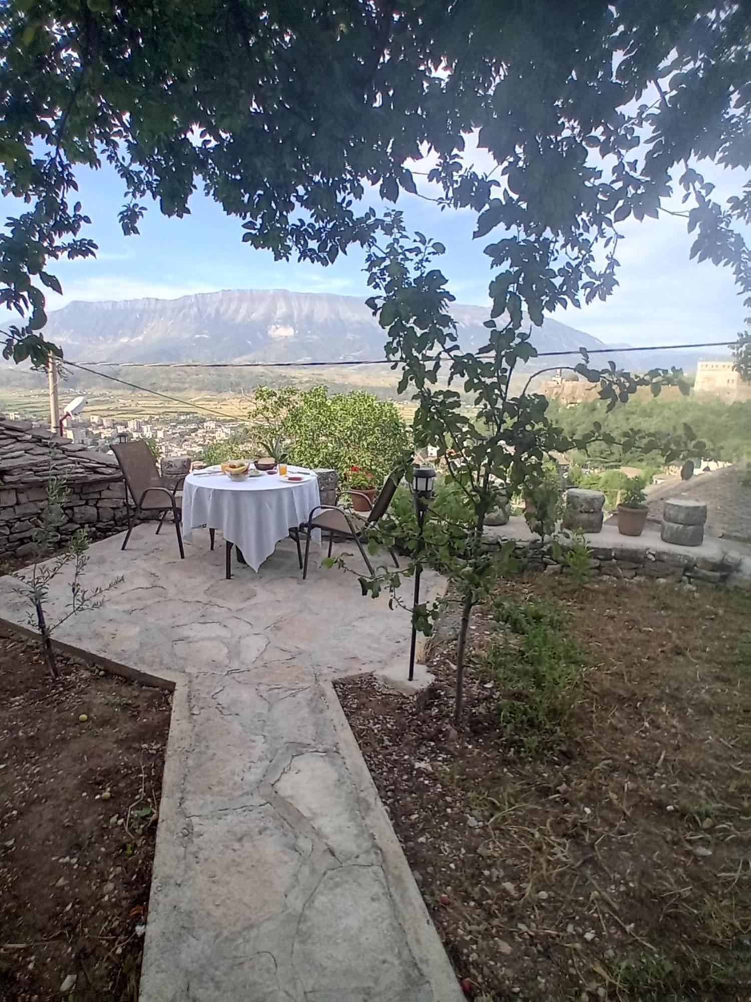 Arpet Guesthouse Gjirokastër Eksteriør billede