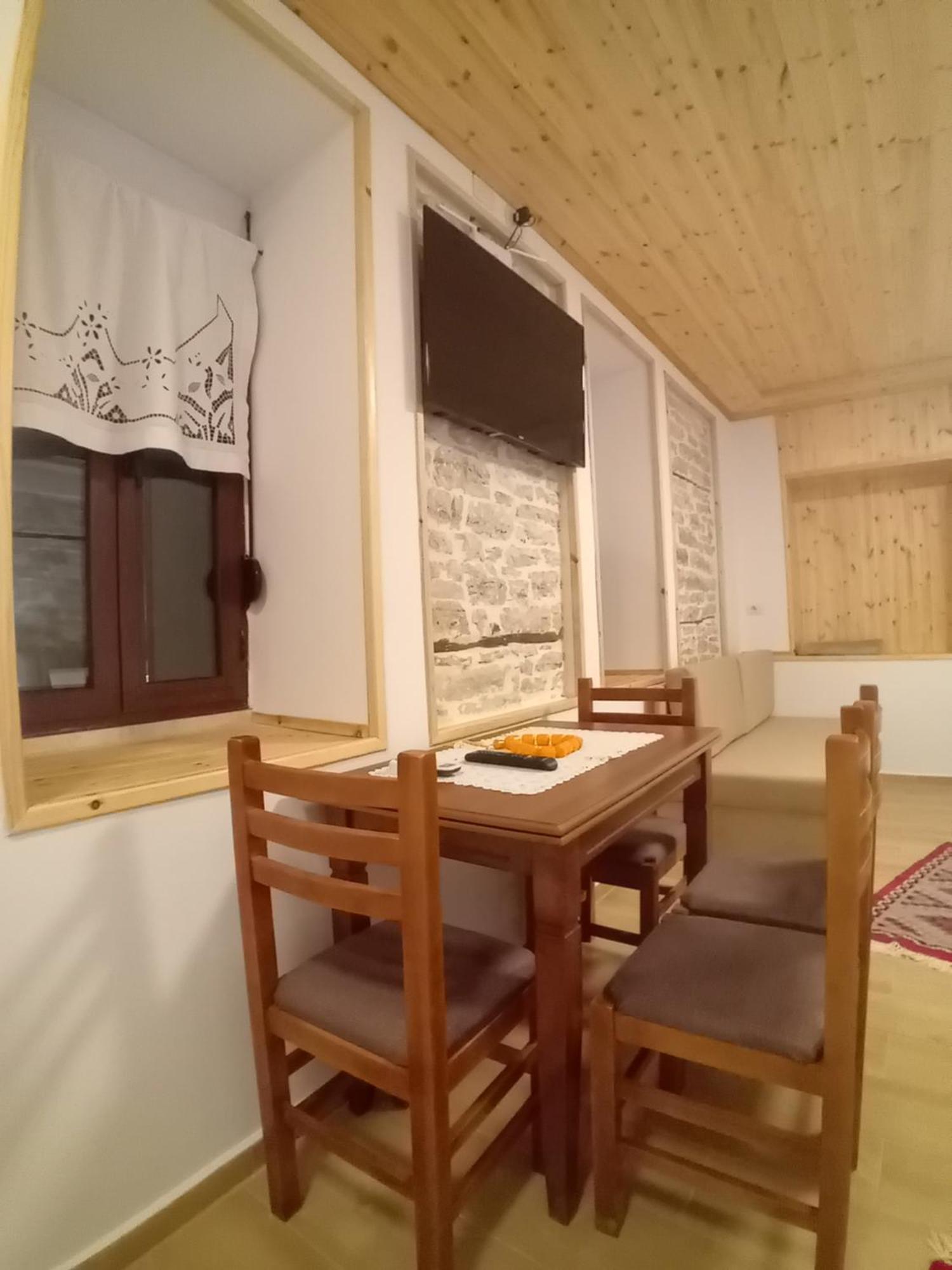 Arpet Guesthouse Gjirokastër Eksteriør billede